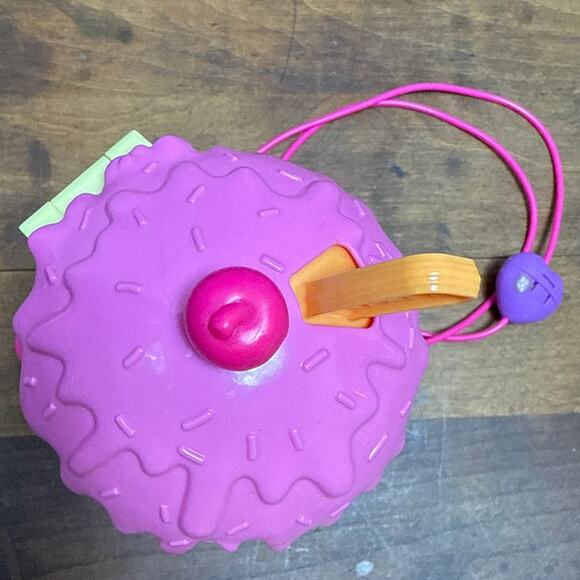Polly Pocket 2-in-1 Ice Cream Spin 'n Surprise Compact Playground Travel Toy - Picture 3 of 10